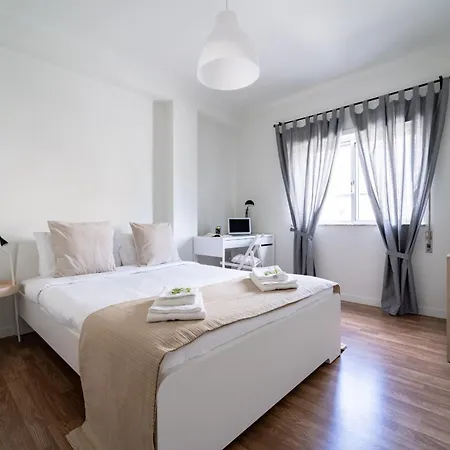 Alvares Araujo - Familiar Perto Da Estacao De Comboios