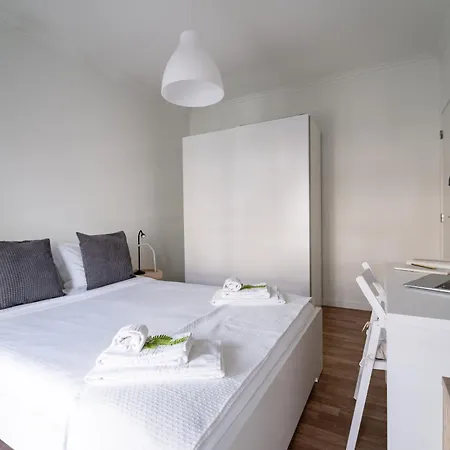 Alvares Araujo - Familiar Perto Da Estacao De Comboios *