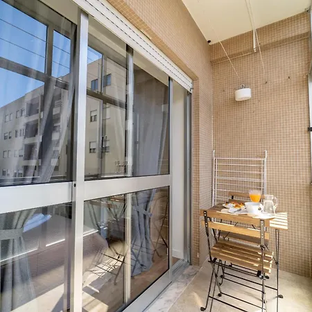 Alvares Araujo - Familiar Perto Da Estacao De Comboios