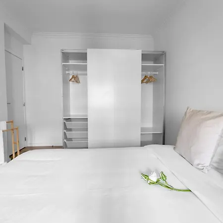 Alvares Araujo - Familiar Perto Da Estacao De Comboios *