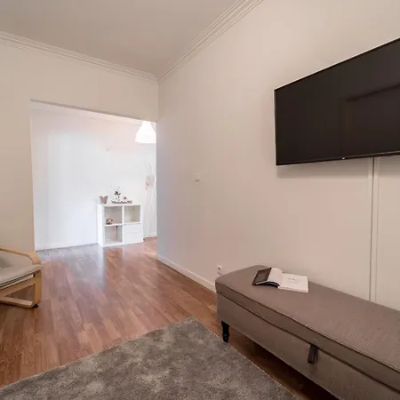 Alvares Araujo - Familiar Perto Da Estacao De Comboios *