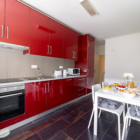 Alvares Araujo - Familiar Perto Da Estacao De Comboios *