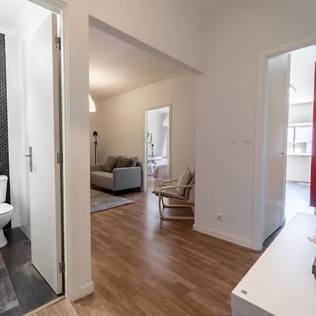 Alvares Araujo - Familiar Perto Da Estacao De Comboios *