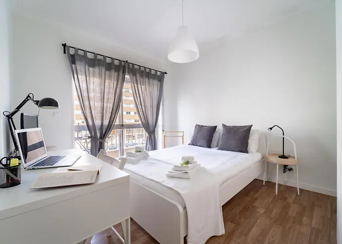 Alvares Araujo - Familiar Perto Da Estacao De Comboios ブラガ