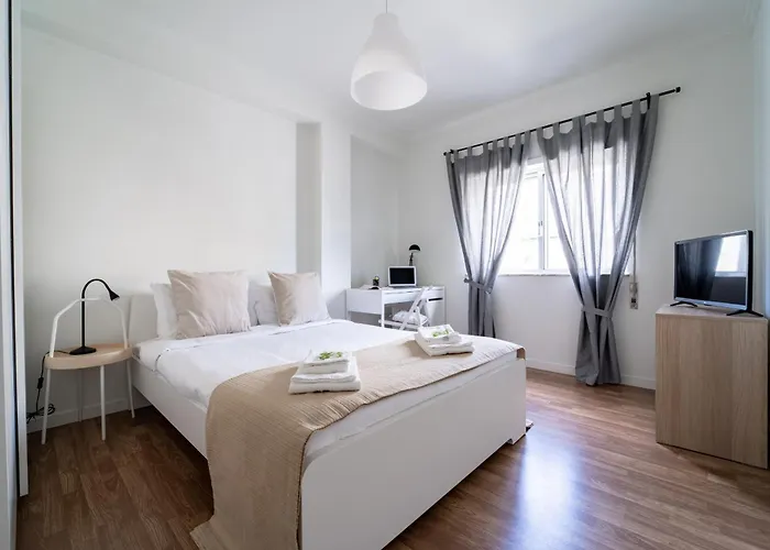 Alvares Araujo - Familiar Perto Da Estacao De Comboios