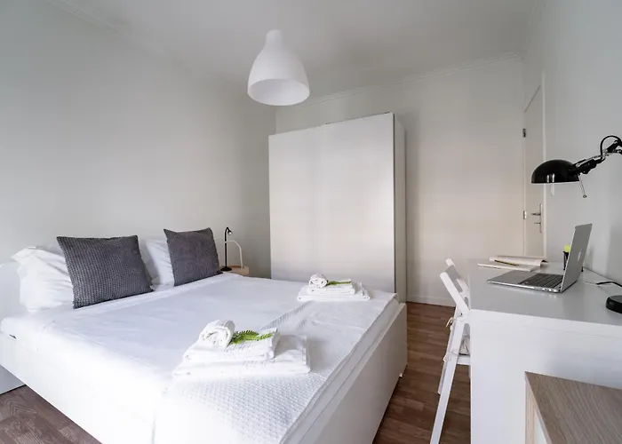 Alvares Araujo - Familiar Perto Da Estacao De Comboios *