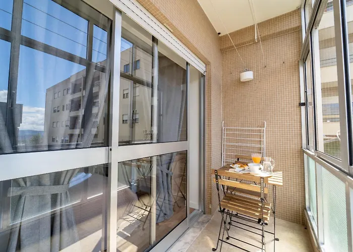 Alvares Araujo - Familiar Perto Da Estacao De Comboios