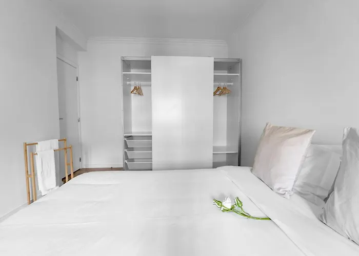 Alvares Araujo - Familiar Perto Da Estacao De Comboios *