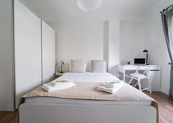 Alvares Araujo - Familiar Perto Da Estacao De Comboios ブラガ