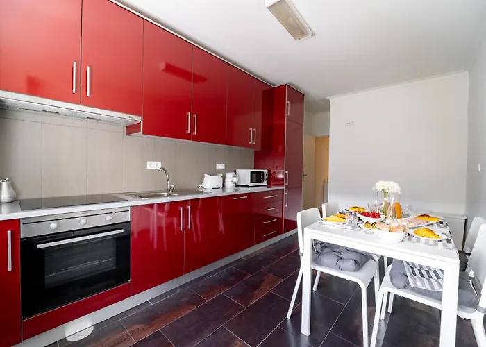 Alvares Araujo - Familiar Perto Da Estacao De Comboios *